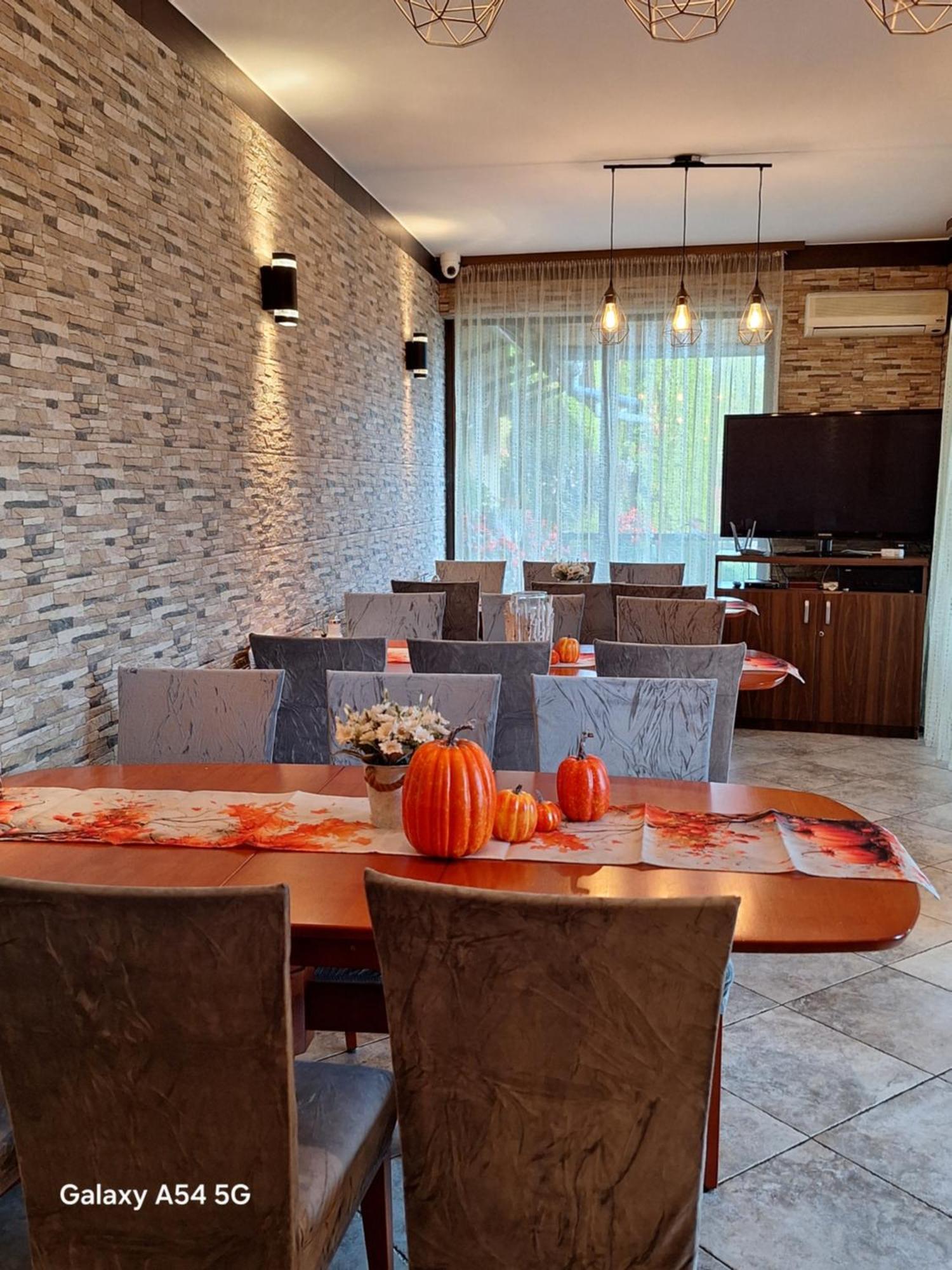 Neon2 - Vendeghaz Bed & Breakfast Oroshaza Luaran gambar