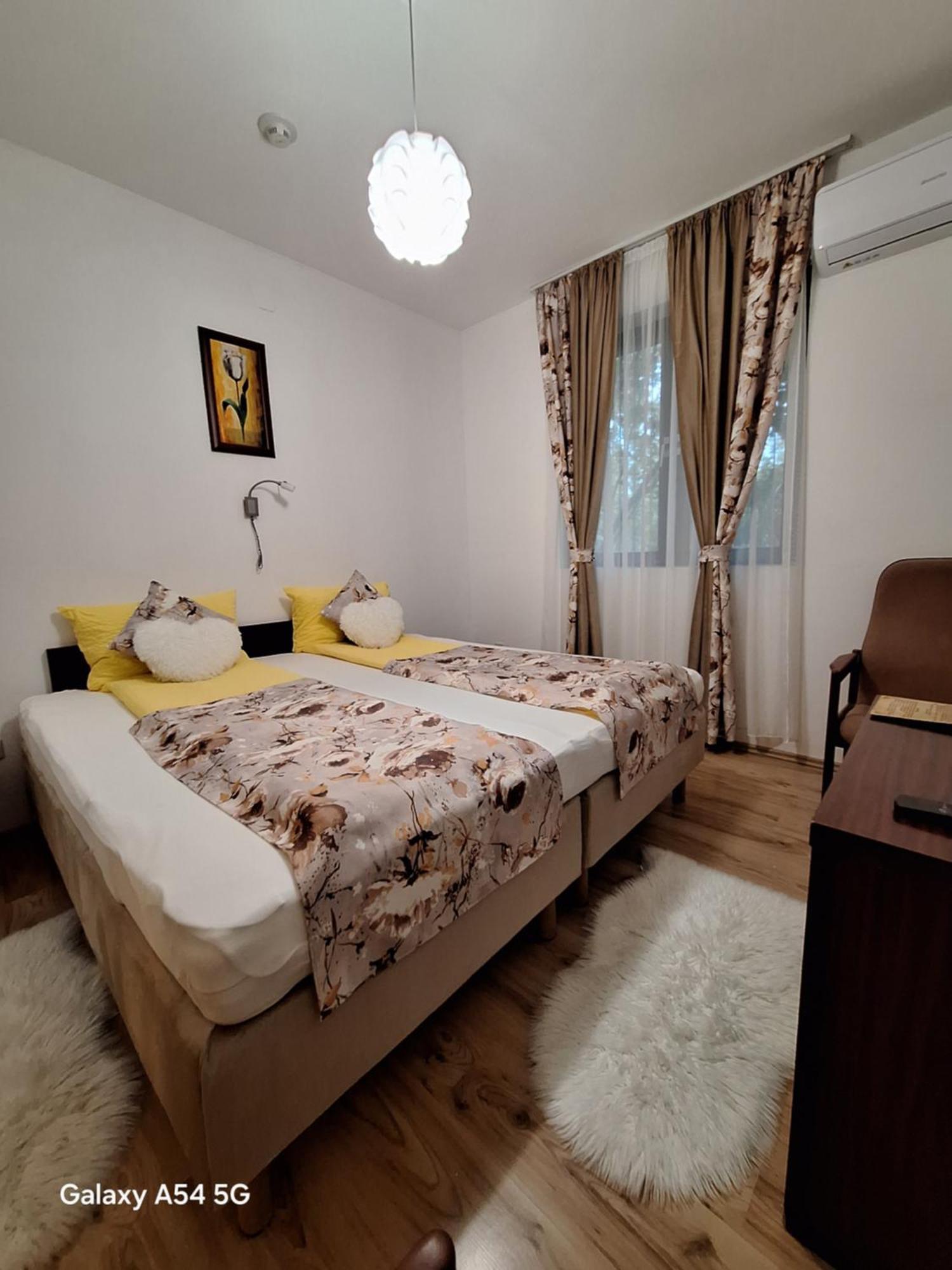 Neon2 - Vendeghaz Bed & Breakfast Oroshaza Luaran gambar
