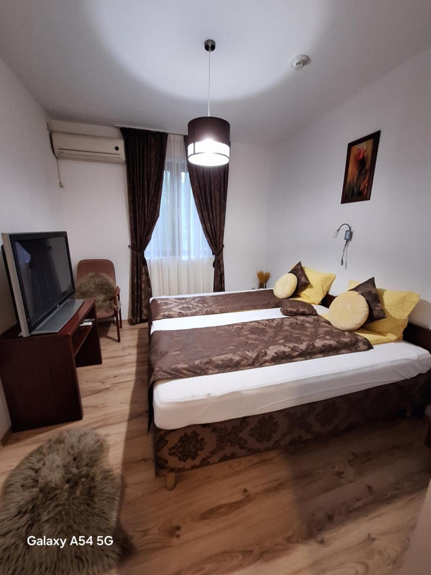 Neon2 - Vendeghaz Bed & Breakfast Oroshaza Luaran gambar