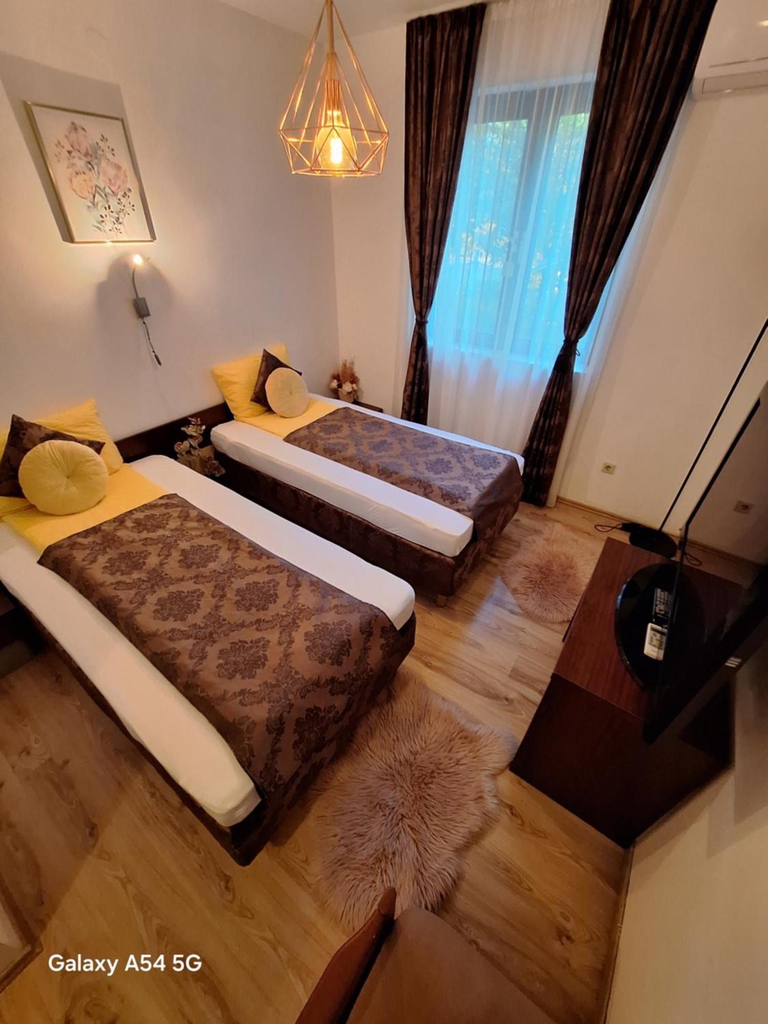 Neon2 - Vendeghaz Bed & Breakfast Oroshaza Luaran gambar